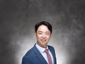 Official Portrait of Steve Kang