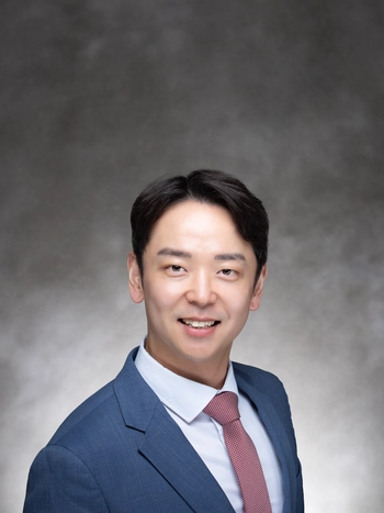Official Portrait of Steve Kang